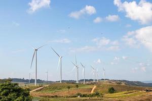 windkraftanlage erzeugt strom mit blauem himmel in khao kho thailand. foto