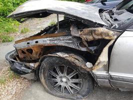 tscheljabinsk, russland, 28. mai 2020. ein ausgebranntes, kaputtes auto rostet nach einem brand auf dem parkplatz. das Konzept des Autorecyclings foto