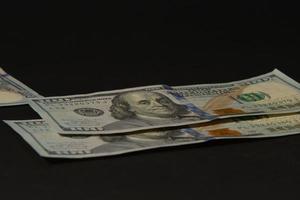 100 US-Dollar, 100 US-Dollar-Banknoten auf dem Tisch, finanzieller Hintergrund foto