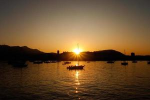 rio de janeiro, rj, brasilien, 2022 - sonnenuntergang im bezirk urca, traditionelles nachbarschaft in rio de janeiro - mädchen in der silhouette foto