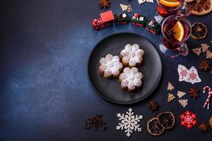 heißer Glühwein mit einer Orangenscheibe, mit Zimt, Nelken und anderen Gewürzen foto