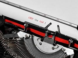 Stoppt den Krieg in der Ukraine. auf einer alten Schreibmaschine getippt. foto
