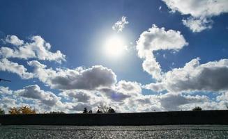 Wunderschöner Blick aus dem hohen Winkel auf Wolken und Himmel über England foto