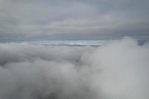 Wunderschöner Himmel mit dramatischen Wolken Drohnenaufnahmen aus dem hohen Winkel über der Stadt England, Großbritannien foto