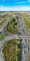 luftaufnahme der britischen straßen und des verkehrs an einem sonnigen tag foto