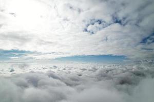 Wunderschöner Himmel mit dramatischen Wolken Drohnenaufnahmen aus dem hohen Winkel über der Stadt England, Großbritannien foto