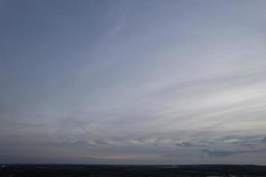 Wunderschöner Himmel mit dramatischen Wolken Drohnenaufnahmen aus dem hohen Winkel über der Stadt England, Großbritannien foto