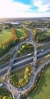 luftaufnahme der britischen straßen und des verkehrs an einem sonnigen tag foto