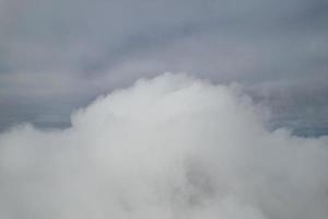 Wunderschöner Himmel mit dramatischen Wolken Drohnenaufnahmen aus dem hohen Winkel über der Stadt England, Großbritannien foto