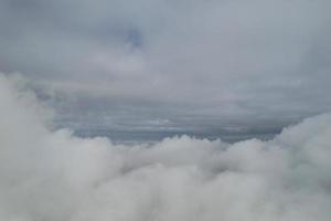 Wunderschöner Himmel mit dramatischen Wolken Drohnenaufnahmen aus dem hohen Winkel über der Stadt England, Großbritannien foto