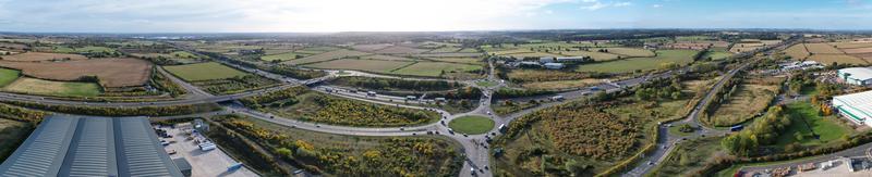 luftaufnahme der britischen straßen und des verkehrs an einem sonnigen tag foto