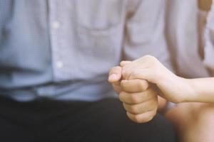 Konzept der psychischen Gesundheit, Paar sitzt und berührt die Hand, die Ehemann depressive Frau zur Ermutigung auf dem Sofa zusammenhält. traurig düster. foto