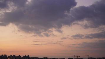 die schöne Aussicht auf den Sonnenuntergang mit den bunten Wolken und dem Himmel in der Stadt foto