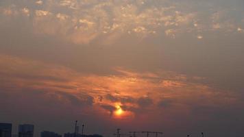 die schöne Aussicht auf den Sonnenuntergang mit den bunten Wolken und dem Himmel in der Stadt foto