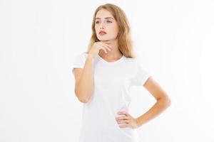 denkende junge blonde Frau im T-Shirt der leeren Schablone lokalisiert auf weißem Hintergrund. Haut- und Haarpflege. Platz kopieren und verspotten foto