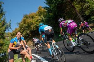 italien 2022 giro di lombardia gruppe radfahrer, die sich an der begehung von dossena beteiligen foto