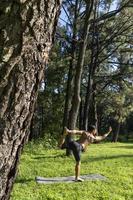 junger Mann, Yoga oder Reiki, im Wald sehr grüne Vegetation, in Mexiko, Guadalajara, Bosque Colomos, Hispanoamerikaner, foto