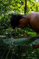 junger Mann, Yoga oder Reiki, im Wald sehr grüne Vegetation, in Mexiko, Guadalajara, Bosque Colomos, Hispanoamerikaner, foto