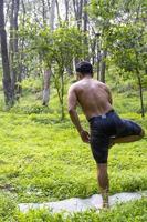 junger Mann, Yoga oder Reiki, im Wald sehr grüne Vegetation, in Mexiko, Guadalajara, Bosque Colomos, Hispanoamerikaner, foto