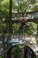 junger Mann, Yoga oder Reiki, im Wald sehr grüne Vegetation, in Mexiko, Guadalajara, Bosque Colomos, Hispanoamerikaner, foto