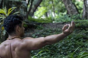 Lifestyle-Mann-Yoga-Übung und Pose für ein gesundes Leben. junger mann oder menschen posieren balance body vital zen meditation für workou foto