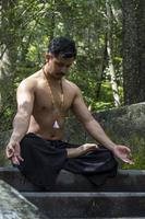 mann aus der nähe gesehen, ohne hemd, das dehnungen auf yogamatte macht, übung, lateinamerika foto