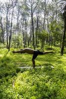 Mexikaner beim Yoga und Stretching im Wald, Mexiko foto