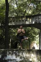 junger Mann, Yoga oder Reiki, im Wald sehr grüne Vegetation, in Mexiko, Guadalajara, Bosque Colomos, Hispanoamerikaner, foto