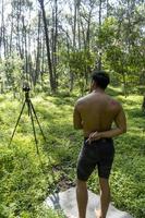 kerl mit tablet, der videoblog am telefon macht. isolierte person, die online-unterricht gibt. mann, der online-unterricht mit telefon gibt. foto