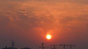 die schöne Aussicht auf den Sonnenuntergang mit den bunten Wolken und dem Himmel in der Stadt foto