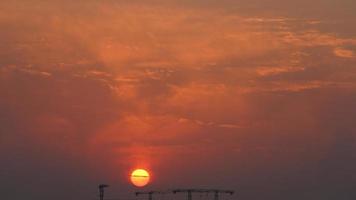 die schöne Aussicht auf den Sonnenuntergang mit den bunten Wolken und dem Himmel in der Stadt foto