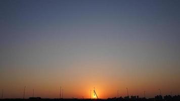 die schöne Aussicht auf den Sonnenuntergang mit den bunten Wolken und dem Himmel in der Stadt foto