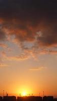 die schöne Aussicht auf den Sonnenuntergang mit den bunten Wolken und dem Himmel in der Stadt foto