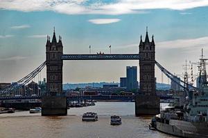 Blick auf die Tower Bridge in London foto