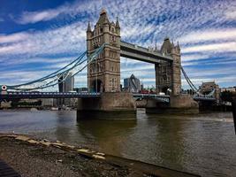 Blick auf die Tower Bridge in London foto