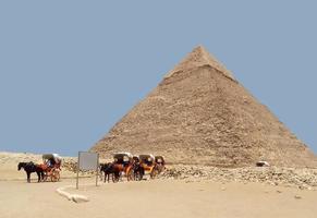 khafre-pyramide und eine reihe von streitwagen auf dem gizeh-plateau im august 2021. kairo, ägypten foto