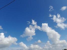blauer himmel mit geschwollenen wolkenhintergrund foto