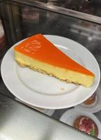 Orangenkäsekuchen auf einem Teller in einem Café foto