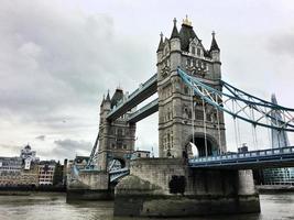 Blick auf die Tower Bridge in London foto