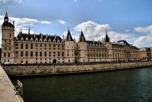 ein panoramablick auf paris in der sommersonne foto