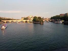 ein panoramablick auf paris im sommer foto