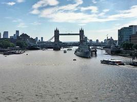 Blick auf die Tower Bridge in London foto