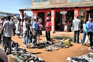 kimilili in kenia im februar 2011. ein blick auf menschen, die produkte in kenia verkaufen foto