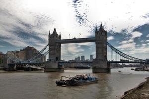 Blick auf die Tower Bridge in London foto