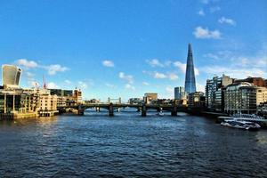 ein Blick auf die Themse in London an einem sonnigen Tag foto