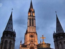 ein blick auf lourdes in frankreich foto