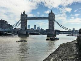 Blick auf die Tower Bridge in London foto