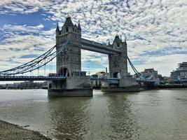 Blick auf die Tower Bridge in London foto