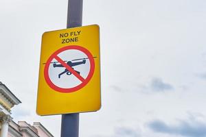 Kein Fly-Zone-Schild. Verbot der Drohnenfliege in der Stadt foto