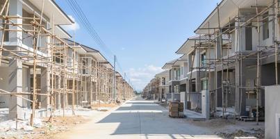 bau wohnbau neues haus im bau auf baustelle siedlung entwicklung foto